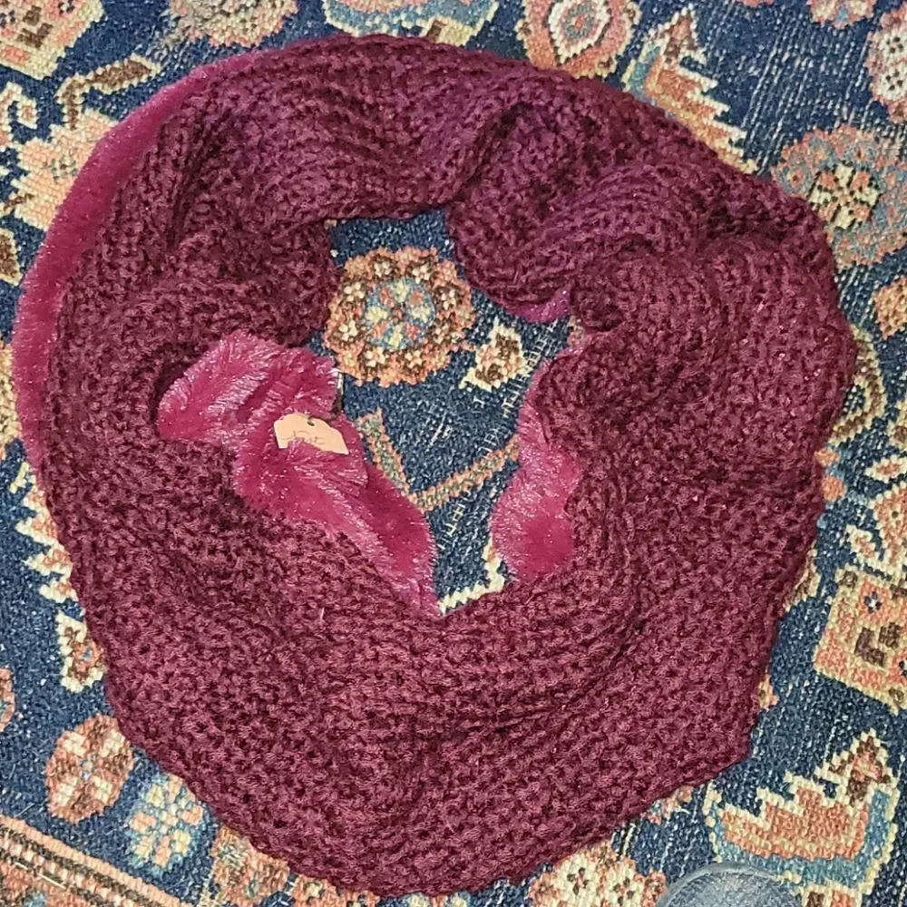 NWT Cozy cabled fleece lined Infinity Scarf
